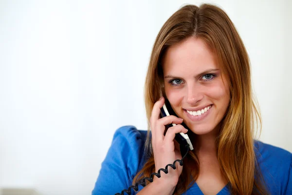 Sevimli sarışın gülümseyerek genç kadın telefon — Stok fotoğraf