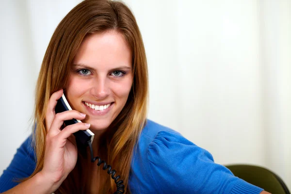 Kaukasische blonde vrouw op telefoon smiling — Stockfoto