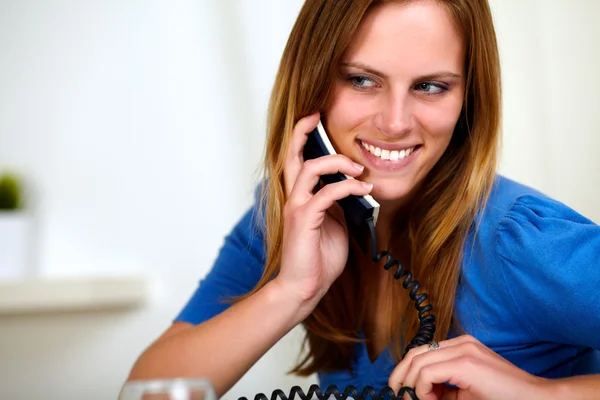 Lachende Kaukasische blond meisje op telefoon — Stockfoto