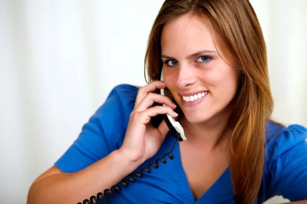 Beyaz sarışın genç kadın gülümseyerek telefonu — Stok fotoğraf