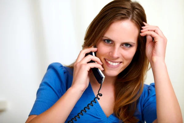 Aantrekkelijke blonde jonge vrouw op telefoon smiling — Stockfoto