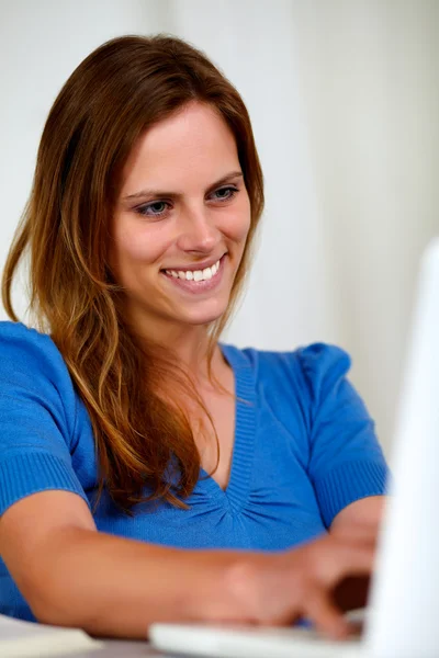 Mulher atraente escrevendo no laptop — Fotografia de Stock