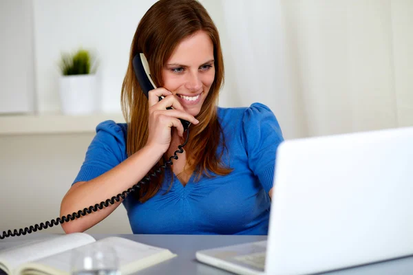 Beautiful woman learning and speaking on phone — Stock Photo, Image