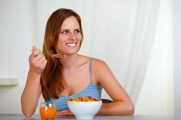 Vacker blond ung kvinna äter frukost — Stockfoto