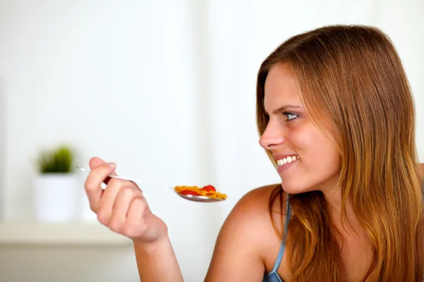 Bella donna bionda che mangia cibo sano — Foto Stock