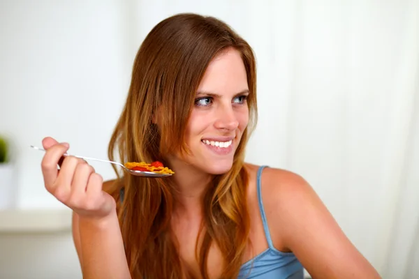 Mulher loira bonita comer refeição saudável — Fotografia de Stock