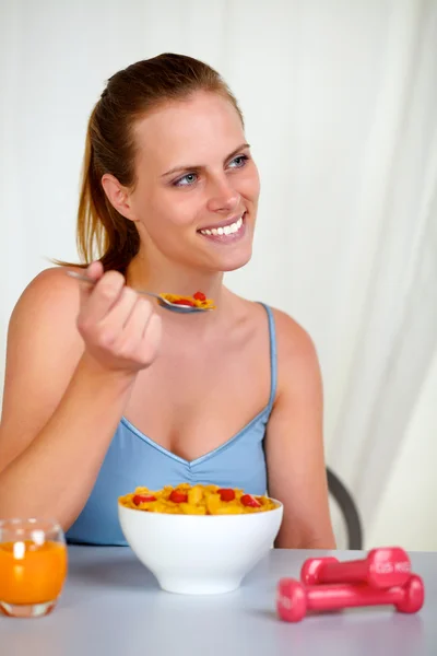 Mooi mooi meisje glimlachend en eten thuis — Stockfoto