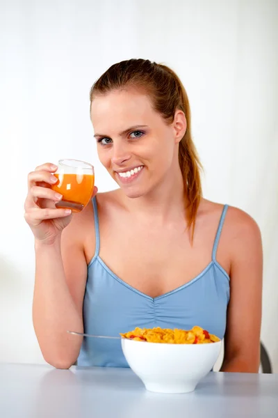 Avslappnad ganska ung kvinna på frukost — Stockfoto