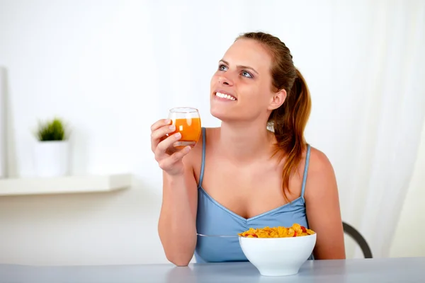 Розслаблена молода жінка їсть здоровий сніданок — стокове фото