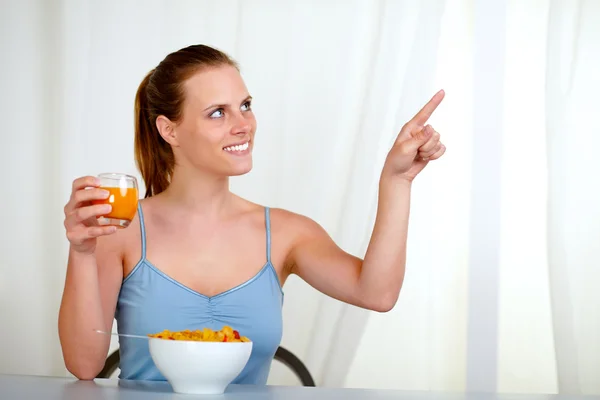 Ganska härlig kvinna äta måltid och pekar — Stockfoto
