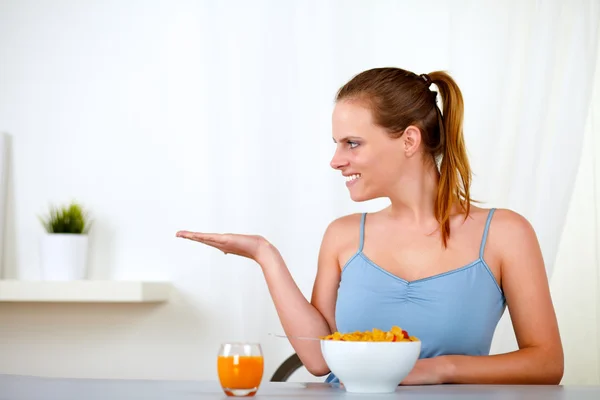 Vacker blond ung kvinna äter frukost — Stockfoto