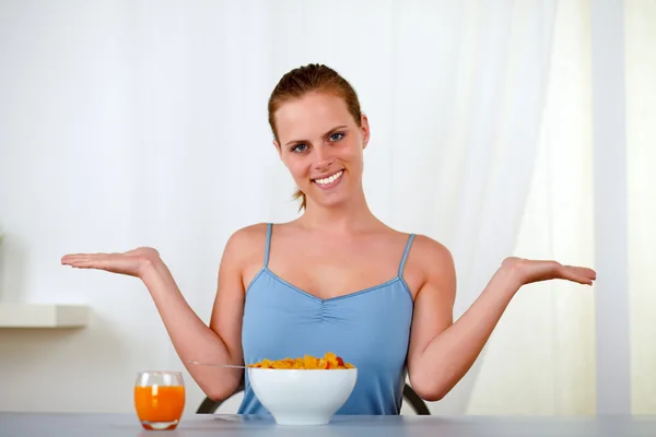 Ung härlig kvinna äta hälsosam frukost — Stockfoto