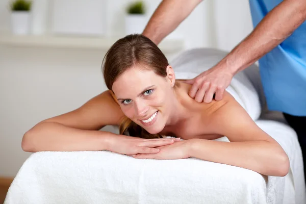 Aantrekkelijke vrouw ontvangen van een massage van het lichaam in een spa — Stockfoto