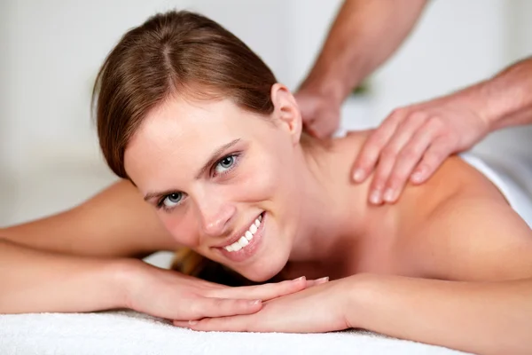 Jovem mulher recebendo uma massagem corporal em um spa — Fotografia de Stock
