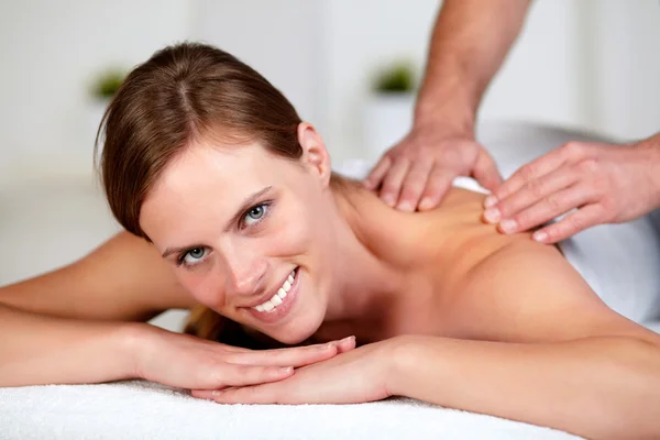 Mladá žena obdrží příjemnou masáž v lázních — Stock fotografie