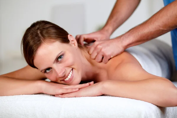 Giovane donna che riceve un massaggio rilassante in una spa — Foto Stock