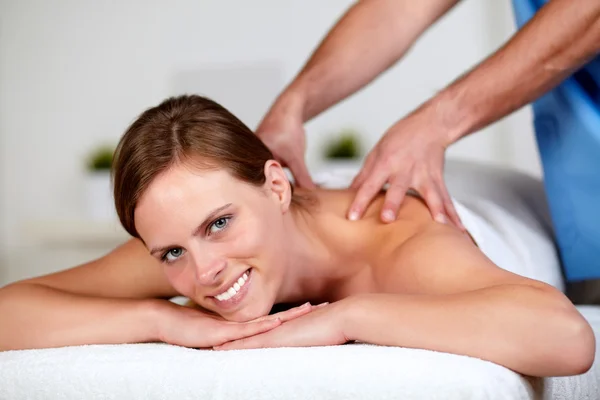 Schöne Frau bekommt eine Massage — Stockfoto