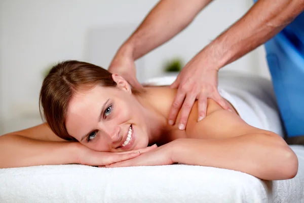 Schöne junge Frau bekommt eine Massage — Stockfoto