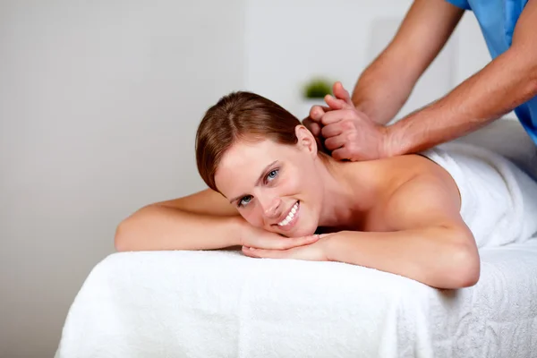 Jonge vrouw krijgen een rug massage door een masseuse — Stockfoto