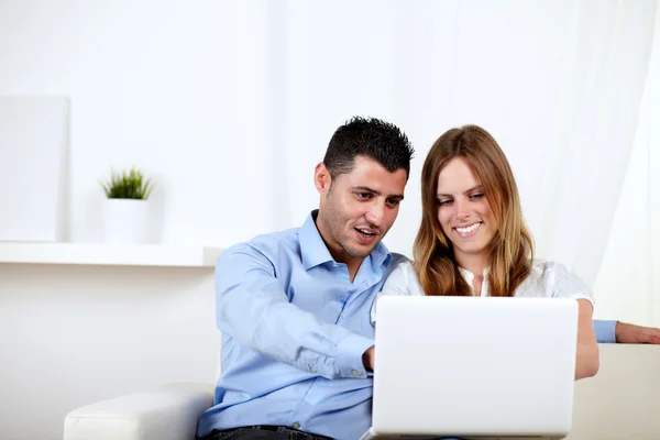 Casal apaixonado usando um computador em casa — Fotografia de Stock
