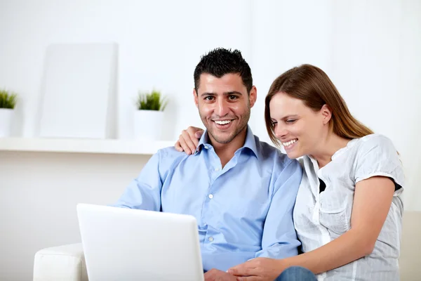 Couple s'amuser sur ordinateur portable à la maison — Photo