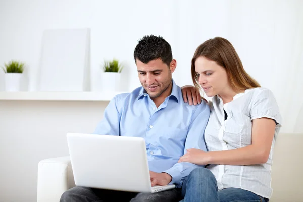 Young man with his girlfriend chatting — Stock Photo, Image