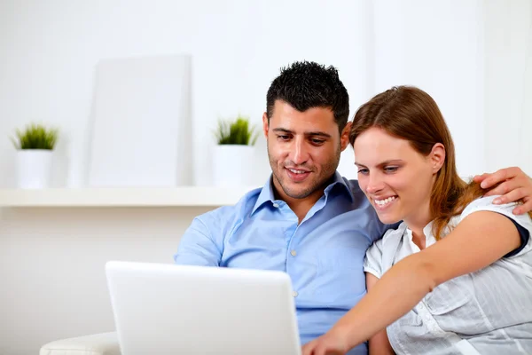 Vänliga unga par med laptop tillsammans — Stockfoto