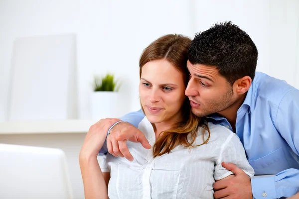 Lyckliga unga par beter internet på laptop — Stockfoto