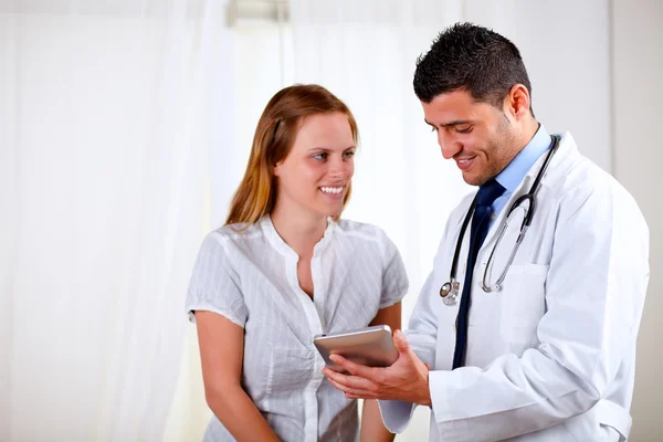 Medico professionale con un paziente — Foto Stock