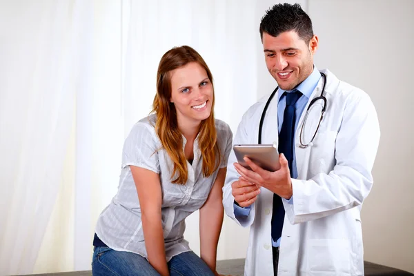 Professional medical doctor with a patient — Stock Photo, Image