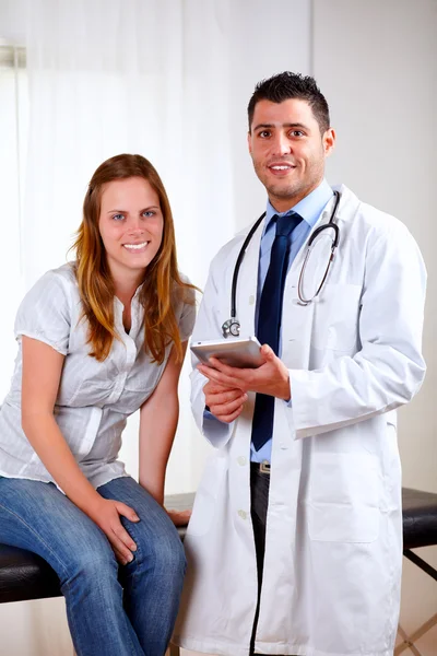 Красивый врач с молодой женщиной — стоковое фото