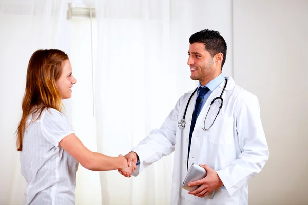 Läkare hälsning en ganska patient — Stockfoto