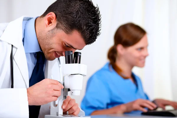 Två medicinska kollegor arbetar på laboratorium — Stockfoto