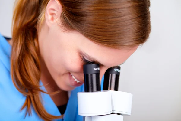 Profesionální lékařský žena pomocí mikroskopu — Stockfoto