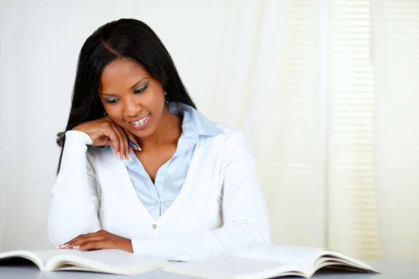 Afroamerikansk ung sort kvinde læring - Stock-foto