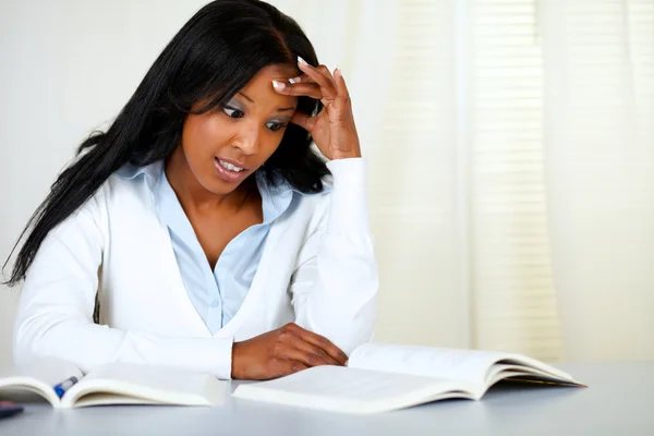 Estressado jovem mulher negra estudando — Fotografia de Stock