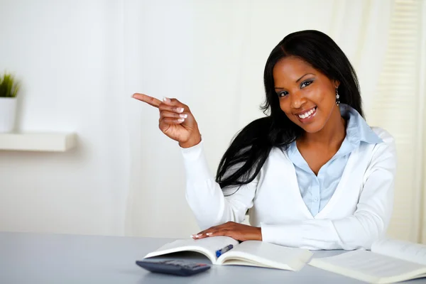 Young woman pointing to his right — Stock Photo, Image