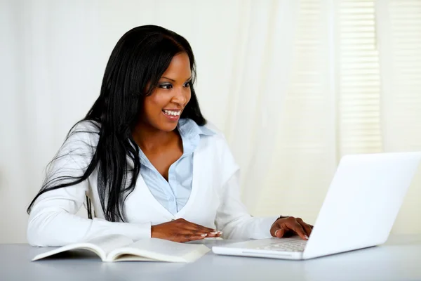 Americká mladá černoška, pracovat na notebooku — Stock fotografie