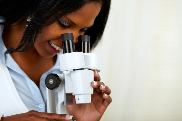 Piękny czarny Amerykanka z mikroskopem — Zdjęcie stockowe
