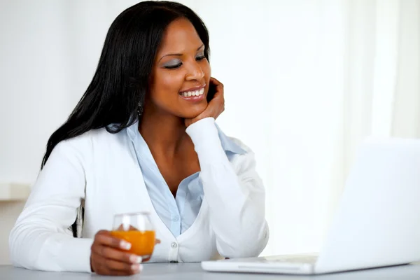 Dizüstü bilgisayar ekranına bakarak Afro-Amerikan genç kadın — Stok fotoğraf