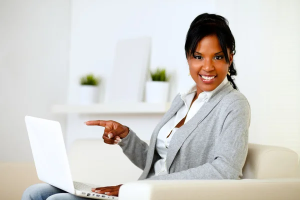 Afro-american woman pointing to laptop screen — Stock Photo, Image