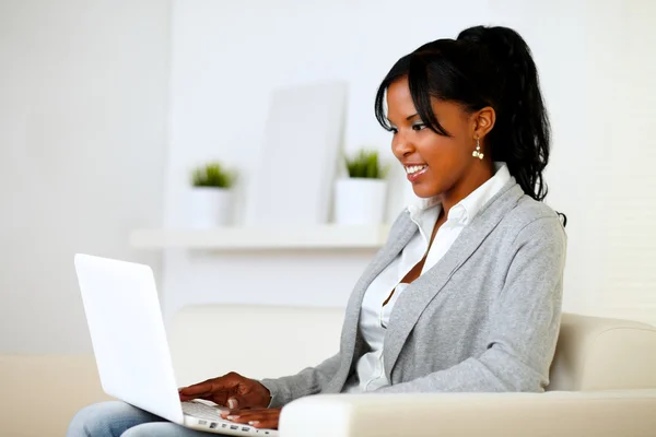 Afro-amerykański kobieta korzysta z laptopa — Zdjęcie stockowe