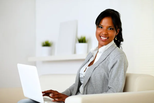 快乐的女人浏览在笔记本电脑上的互联网 — 图库照片
