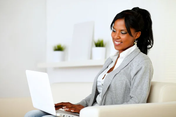 Молода жінка, робота в Інтернеті на ноутбук — стокове фото