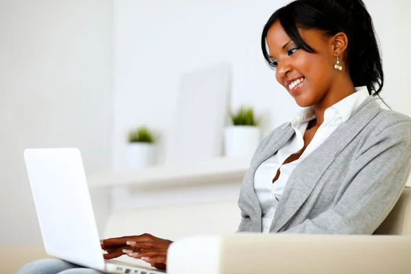 Mujer joven afroamericana usando laptop —  Fotos de Stock