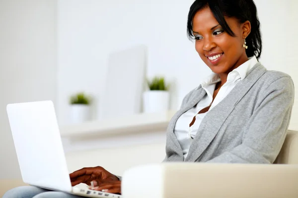 Niña afroamericana usando laptop — Foto de Stock