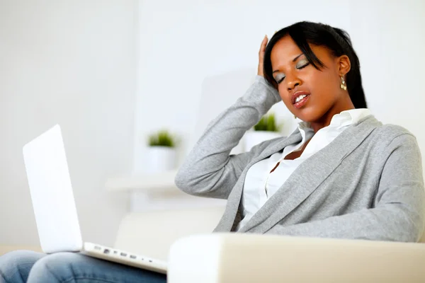 Afro-americano cansado jovem mulher com dor de cabeça — Fotografia de Stock