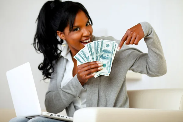Šťastná mladá žena ukazuje spoustu peněz v hotovosti — Stock fotografie