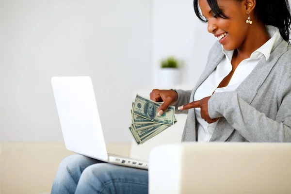 Felice giovane donna che punta un sacco di soldi in contanti — Foto Stock