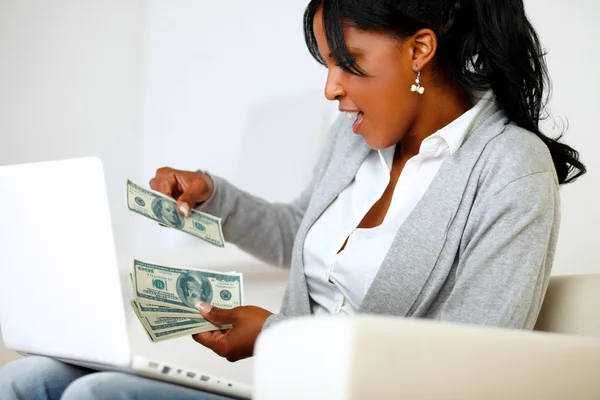 Dolar ile heyecanlı Afro-Amerikan kadın — Stok fotoğraf